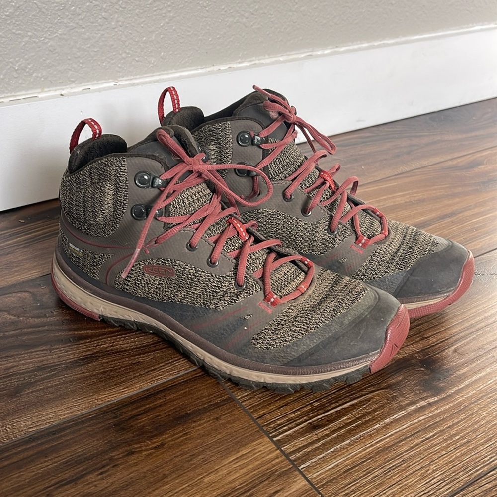 Keen Waterproof Boots - size 9